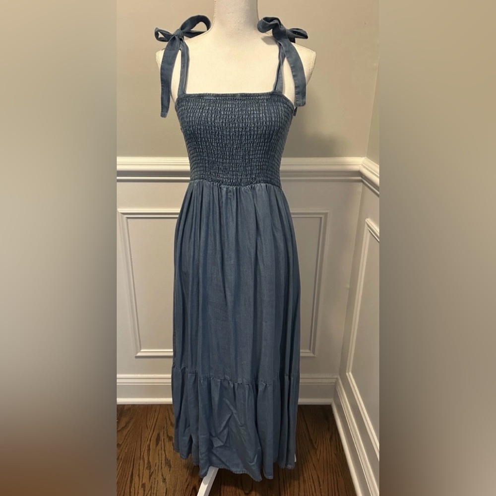 NEW Blu Pepper Women’s Smocked Tie Strap Maxi Dress Chambray Blue Size L NWT